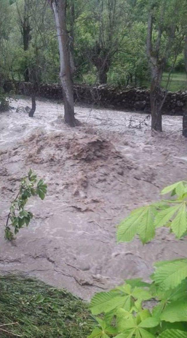 Kızılcahamam&rsquo;da Sağanak Yağış Ve Dolu Hayatı Olumsuz Etkiledi 2