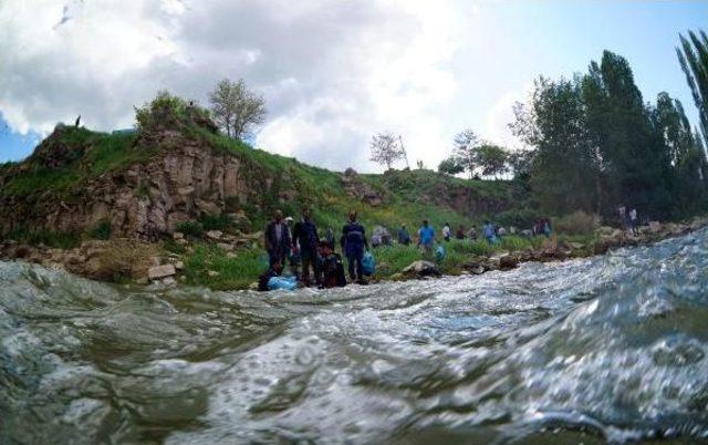 Muradiye Şelalesi Çöplerden Temizlendi