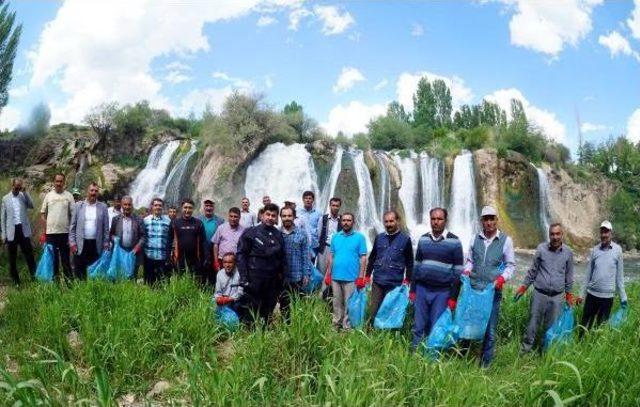 Muradiye Şelalesi Çöplerden Temizlendi