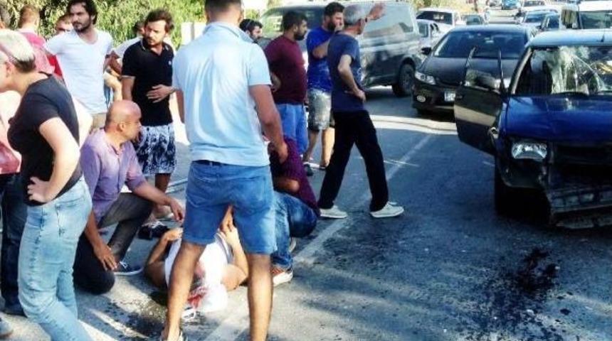 Motosiklet Otomobil Ile &Ccedil;arpıştı: 3 Yaralı