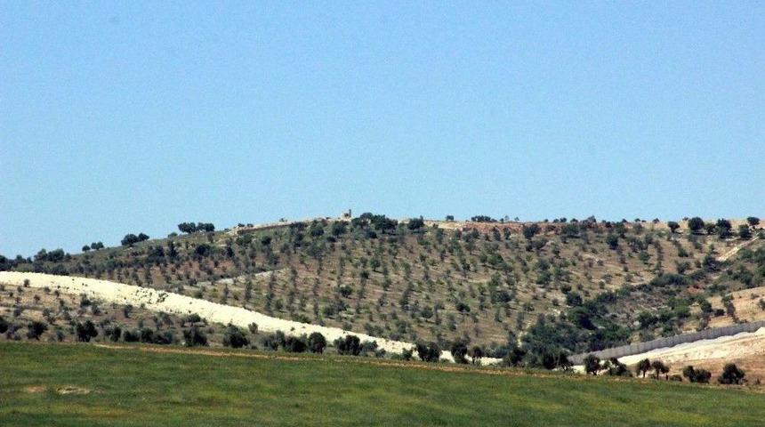 Rus Bayrağı &Ccedil;eken Ypg&rsquo;liler, Mehmet&ccedil;iğin Kararlı Tutumu Nedeniyle Bayrak Etrafında N&ouml;bet Tutmayı Bıraktı