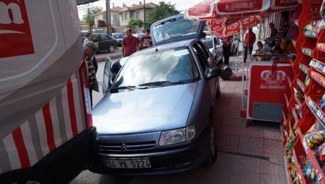 Bonzai Içip Kullandığı Otomobille Kaldırıma Çıktı