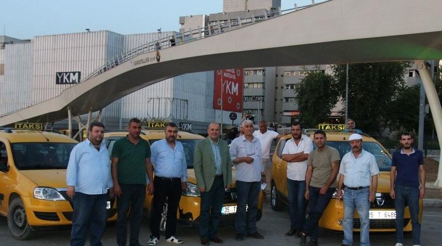 Taksiciler Direksiyon Başında İftar Yaptı