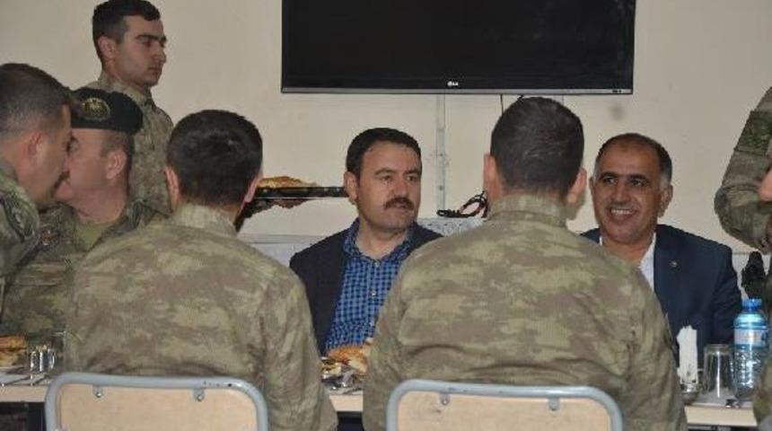 Ağrı Valisi Işın Askerlerle Sahur Yaptı