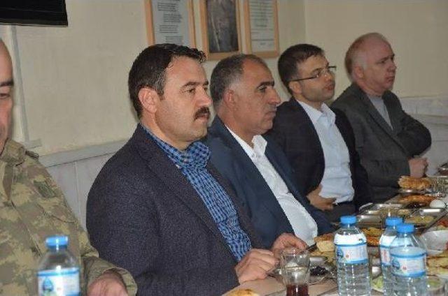 Ağrı Valisi Işın Askerlerle Sahur Yaptı 1