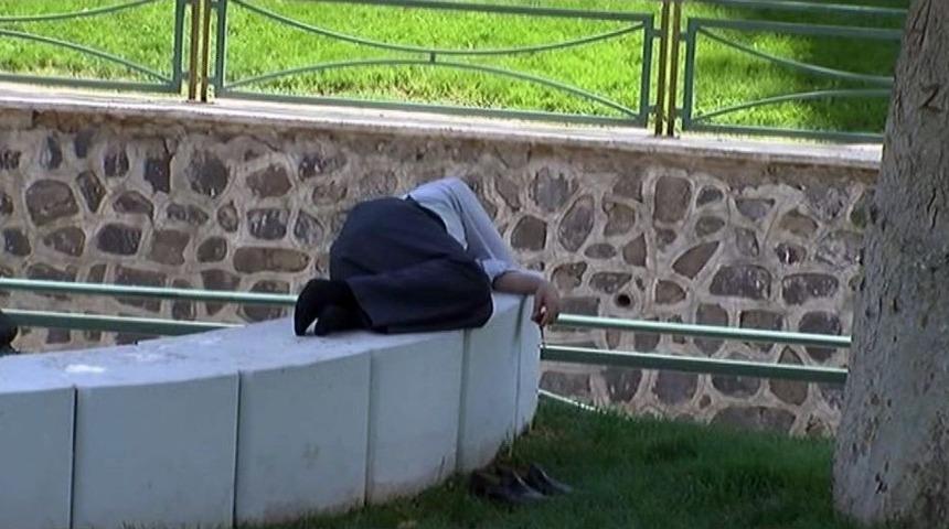 (&ouml;zel Haber) Oru&ccedil; Tutan Vatandaşlar Ağa&ccedil; G&ouml;lgesinde Uyuyarak Vakit Ge&ccedil;iriyor