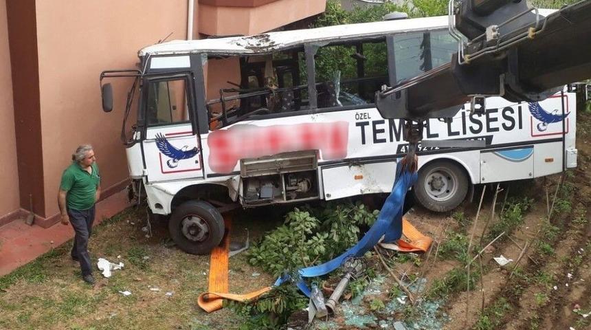 Freni Patlayan Midib&uuml;s Bah&ccedil;eye U&ccedil;tu: 9 Yaralı