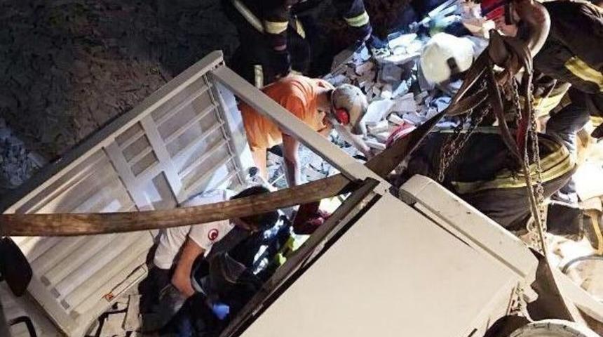 Forkliftin Altında Kalan Iş&ccedil;iyi Itfaiye Kurtardı