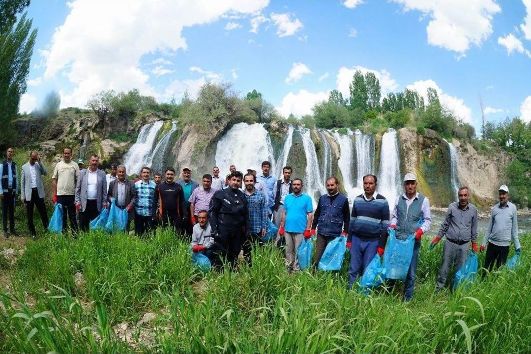 Van Muradiye Şelalesi &Ccedil;&ouml;plerden Temizlendi