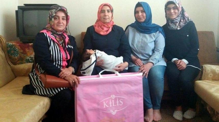 Yeni Doğan Bebeklerin Ailelerine Hediye