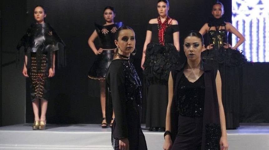 İe&uuml; &Ouml;ğrencilerinden Defile