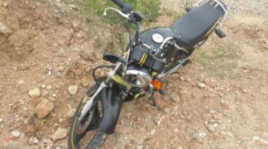 &Ouml;nce Motosikletle &Ccedil;arptı Sonra Bı&ccedil;akladı