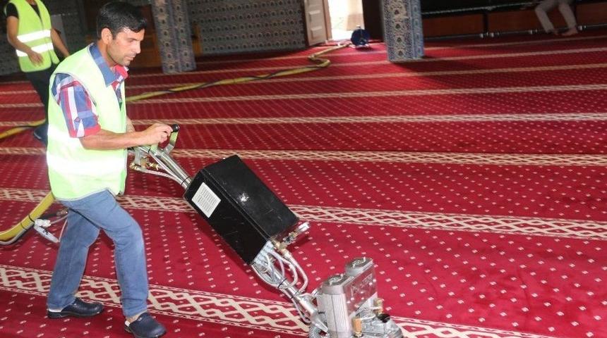 Kayapınar&rsquo;daki Camilerde Temizlik S&uuml;r&uuml;yor