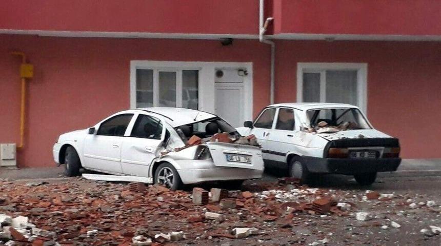 Yozgat&rsquo;ta Şiddetli R&uuml;zgar Bir Binanın &Ccedil;atısını U&ccedil;urdu