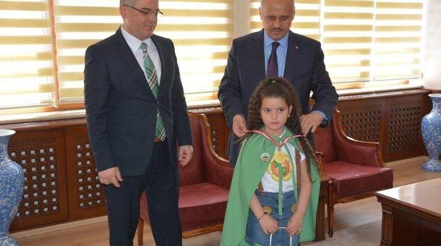 &Ccedil;evreci &Ouml;ğrencilere Madalya