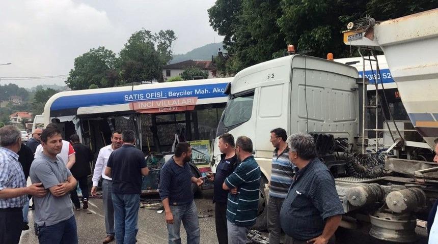 Tır, Yolcu Otob&uuml;s&uuml;ne &Ccedil;arptı: 1 Yaralı