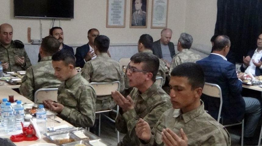 Sahura Askerin Duası Damga Vurdu