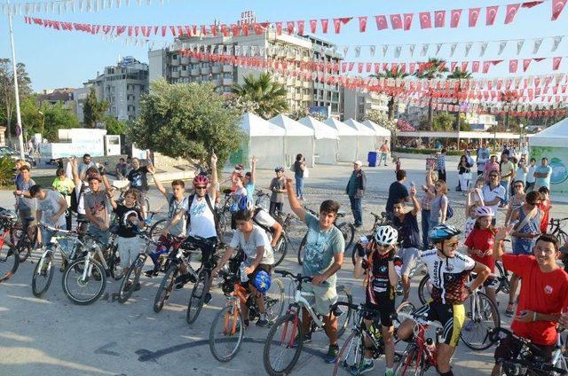 Kuşadalı Bisikletçiler Doğa İçin Pedal Çevirdi