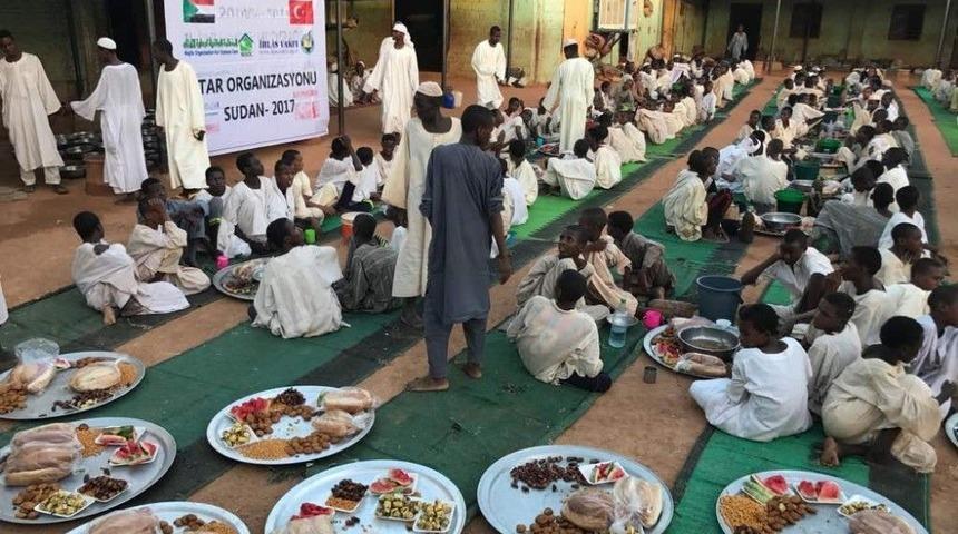 İhlas Vakfı İftarları Yoksullara Ulaşmaya Devam Ediyor