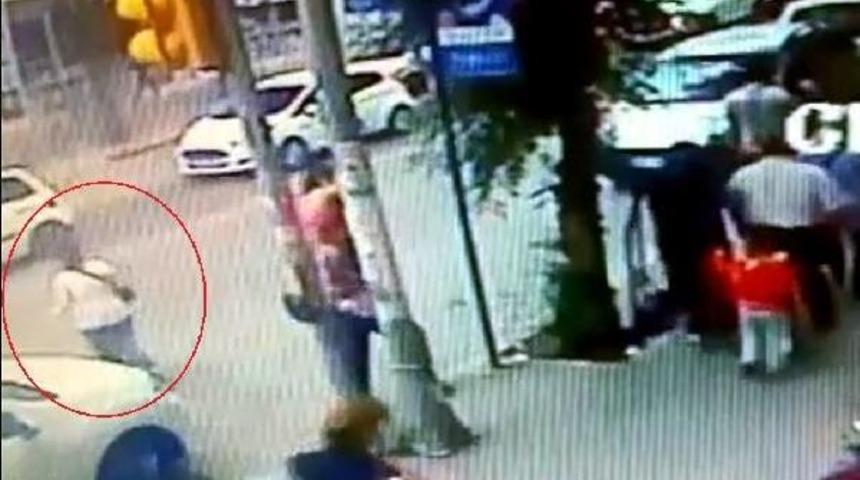 Karşı Yola Ge&ccedil;meye &Ccedil;alışırken Otomobil &Ccedil;arptı