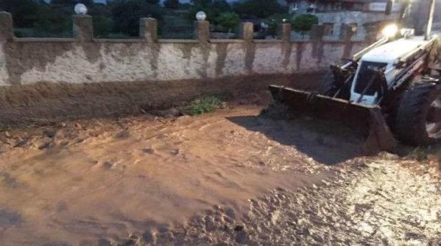 Bekilli'de Şiddetli Yağmurda Tarım Alarları Su Altında Kaldı