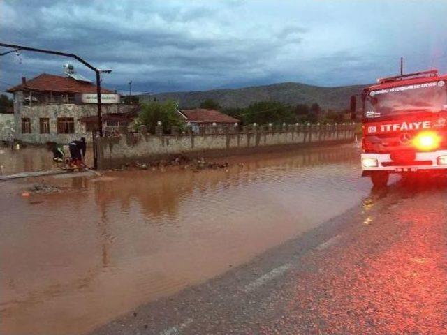 Bekilli'de Şiddetli Yağmurda Tarım Alarları Su Altında Kaldı