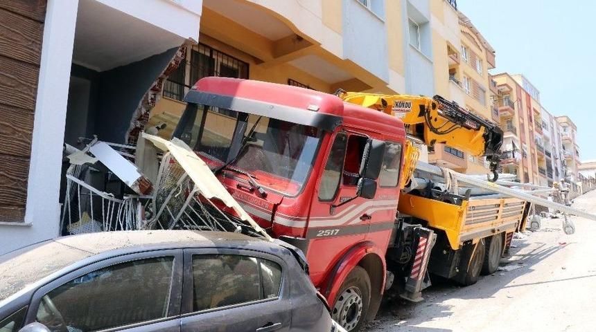 El Freni &Ccedil;ekilmeyen Vin&ccedil; 2 Otomobili Bi&ccedil;erek Apartmana &Ccedil;arptı