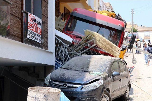 El Freni Çekilmeyen Vinç 2 Otomobili Biçerek Apartmana Çarptı