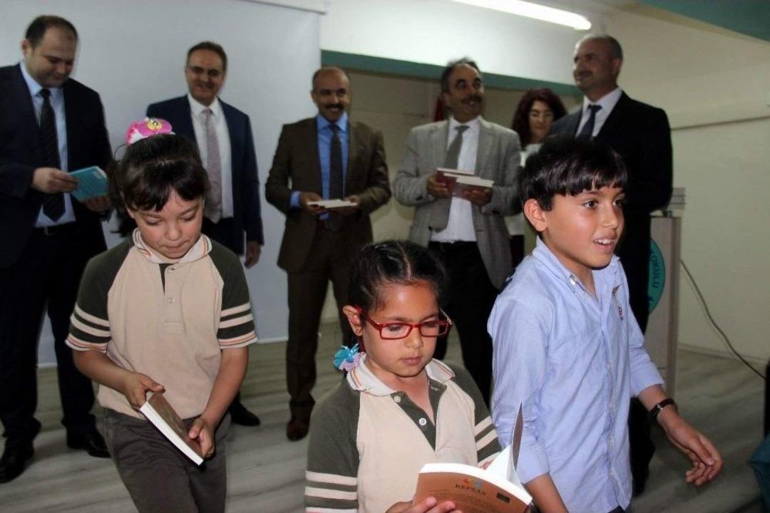 10 Bin Kitap &Ouml;ğrencilerle Buluştu