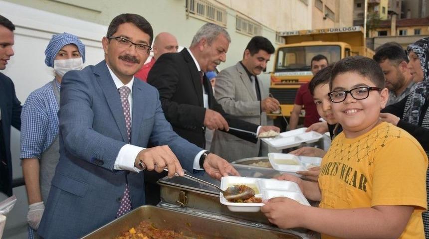 İlkokul Bah&ccedil;esinde 800 Kişi İftarda Buluştu