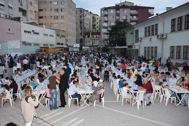 İlkokul Bahçesinde 800 Kişi İftarda Buluştu