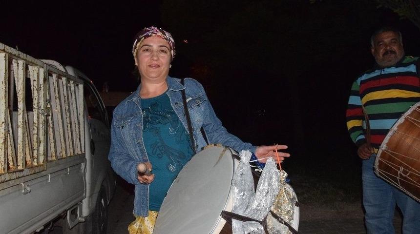 Gelenek &Ouml;lmesin Diye Eline Davulu Aldı