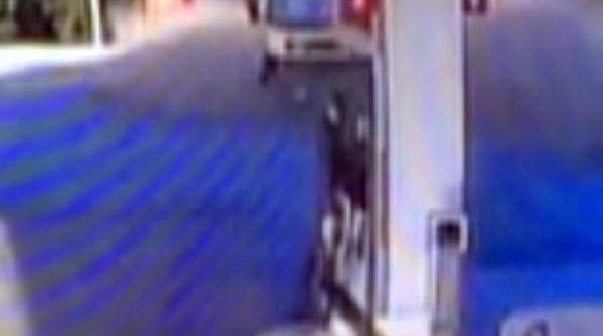 Akaryakıt Istasyonuna Dalan Kamyon Korkuttu