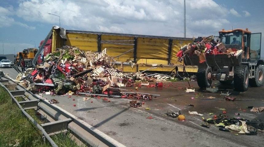 Sivas&rsquo;ta Sebze Ve Meyve Y&uuml;kl&uuml; Tır Devrildi: 2 Yaralı