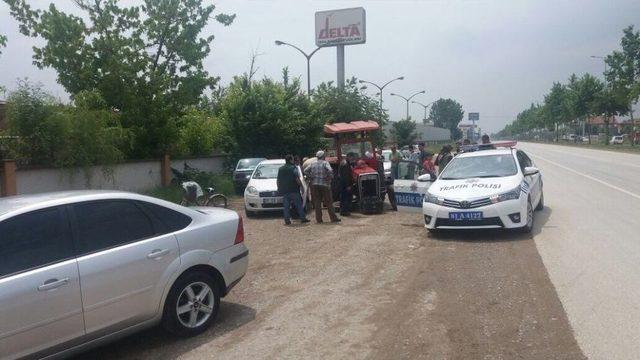 Yoldan Çıkan Traktör Park Halindeki Otomobillere Çarptı