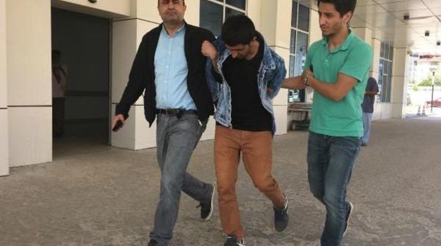 Yolda Y&uuml;r&uuml;yen Kadının Telefonunu Gasp Etti