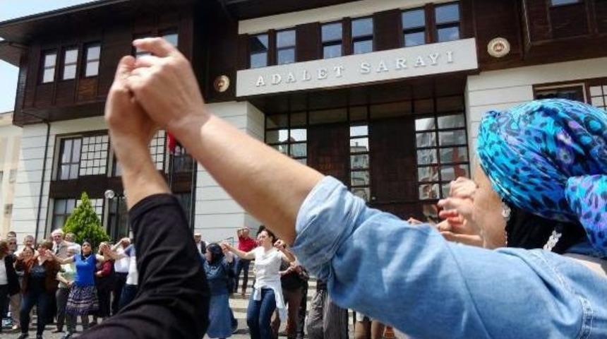 Yeşil Yol Karşıtlarının Yargılandığı Dava Horonlarla, T&uuml;rk&uuml;lerle Başladı