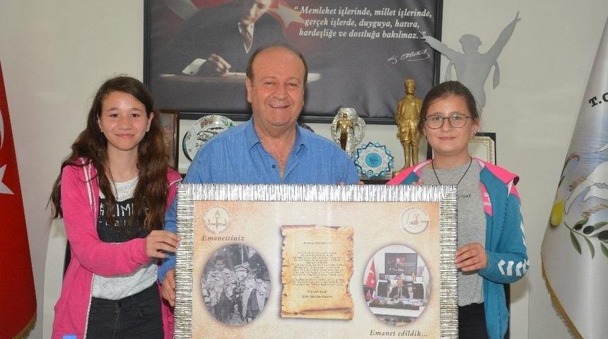 Başkan &Ouml;zakcan&rsquo;ı Duygulandıran Hediye