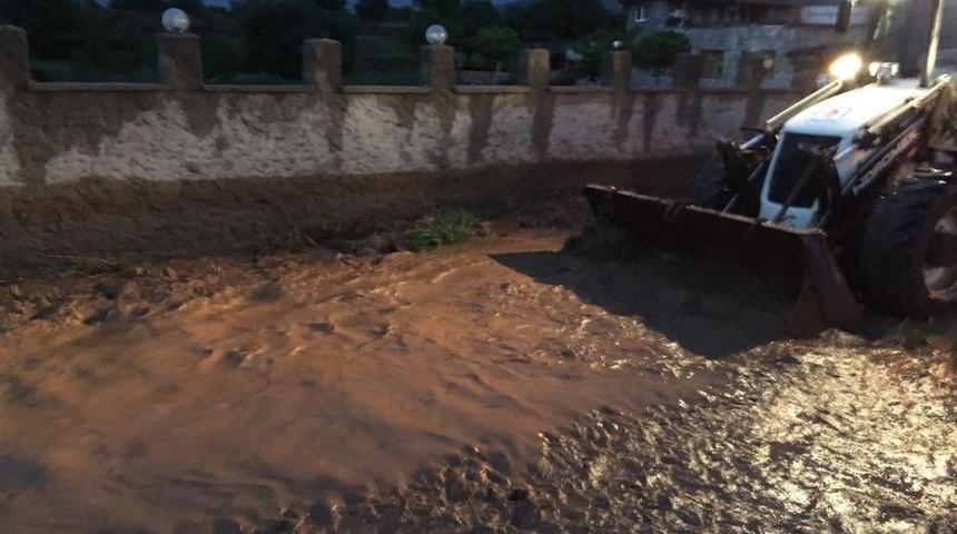 Bekilli’yi Sel, Acıpayam’ı Yıldırım Vurdu