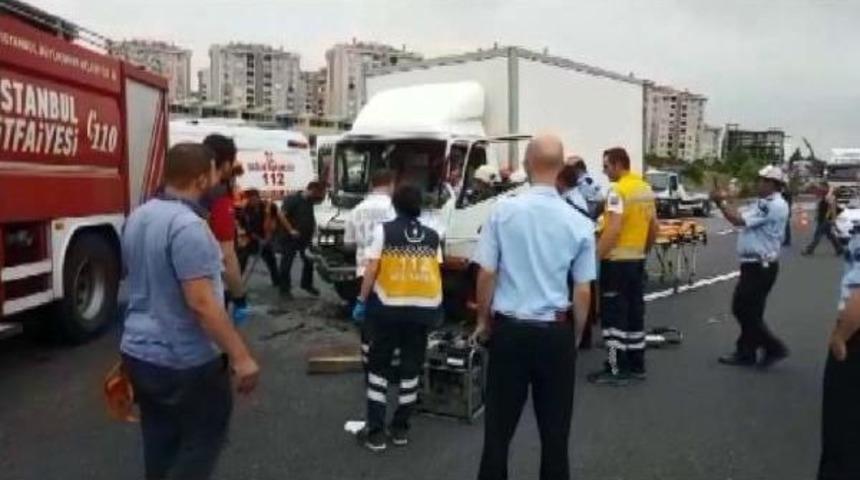Tem'de Zincirleme Kaza: Yol Trafiğe Kapandı (1)