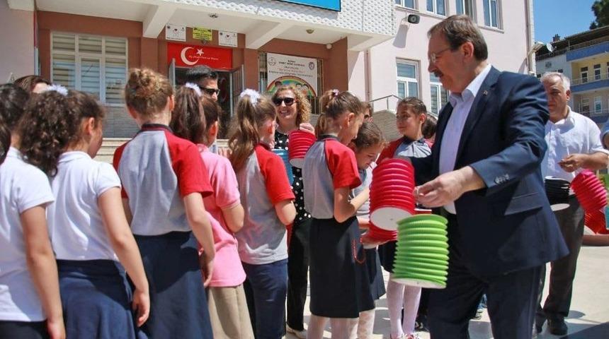 Başkan Şahin &Ouml;ğrencilere Top Kandil Dağıttı