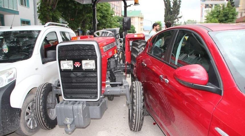 Yeni Aldığı Ve Daha Plakası Dahi Takılmayan Trakt&ouml;rle Kaza Yaptı