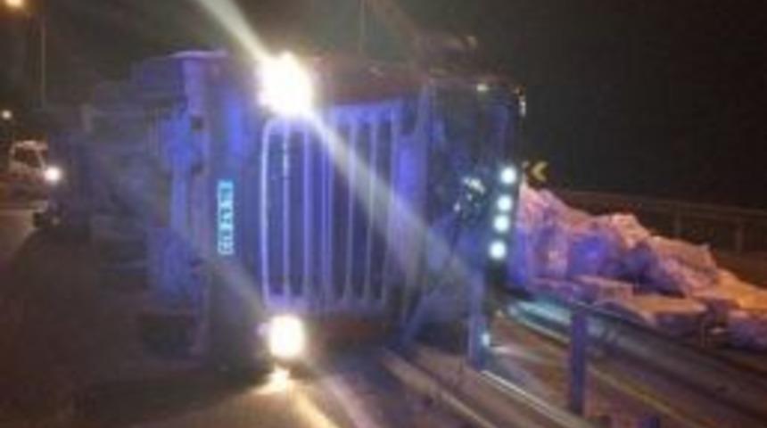 İplik Y&uuml;kl&uuml; Tır Devrildi, 1 Yaralı