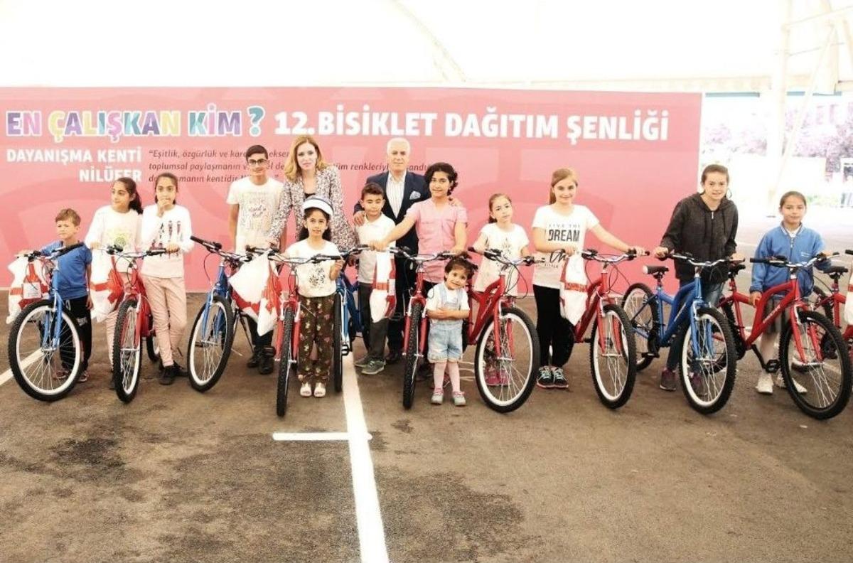 Nil&uuml;fer Belediyesi Başarılı &Ouml;ğrencileri Bisikletle &Ouml;d&uuml;llendirdi
