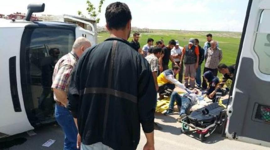 Kamyonet Aydınlatma Direğine &Ccedil;arptı: 2 Yaralı