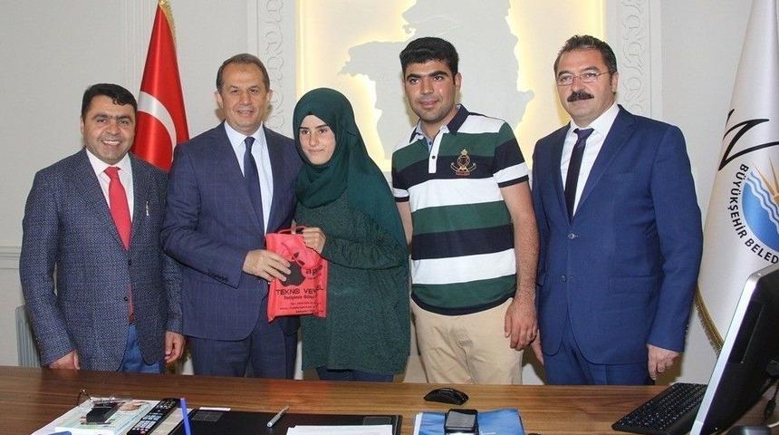 Vali Taşyapan Başarılı &Ouml;ğrencileri &Ouml;d&uuml;llendirdi