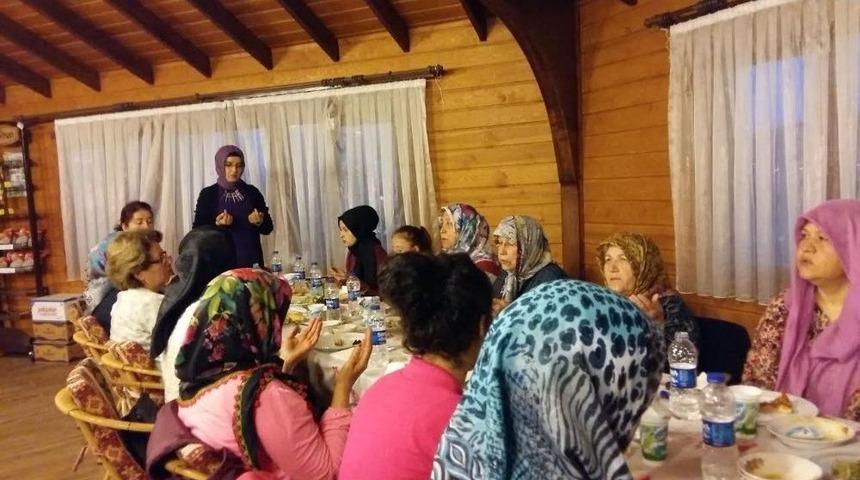 Ramazan Mukabelesine Katılan Kadınlar İftar Sofrasında Buluştu