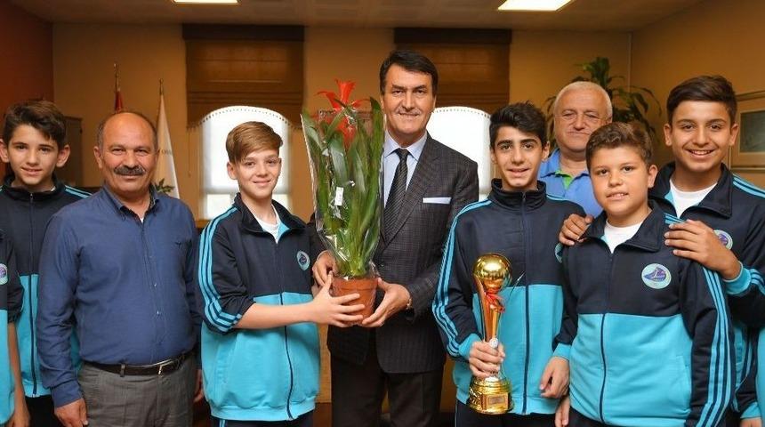 Gen&ccedil; Hentbolcular Mutluluklarını D&uuml;ndar İle Paylaştı