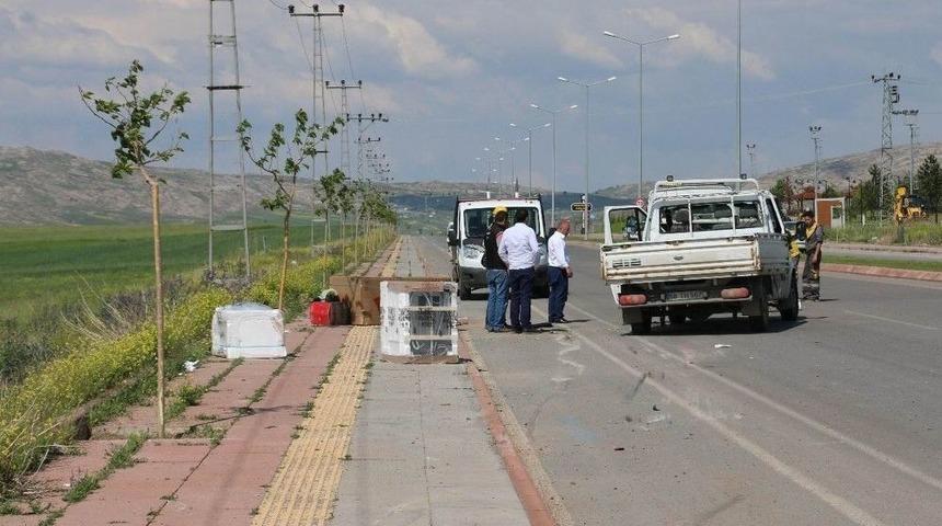 Beyaz Eşya Y&uuml;kl&uuml; Kamyonet Aydınlatma Direğine &Ccedil;arptı: 2 Yaralı