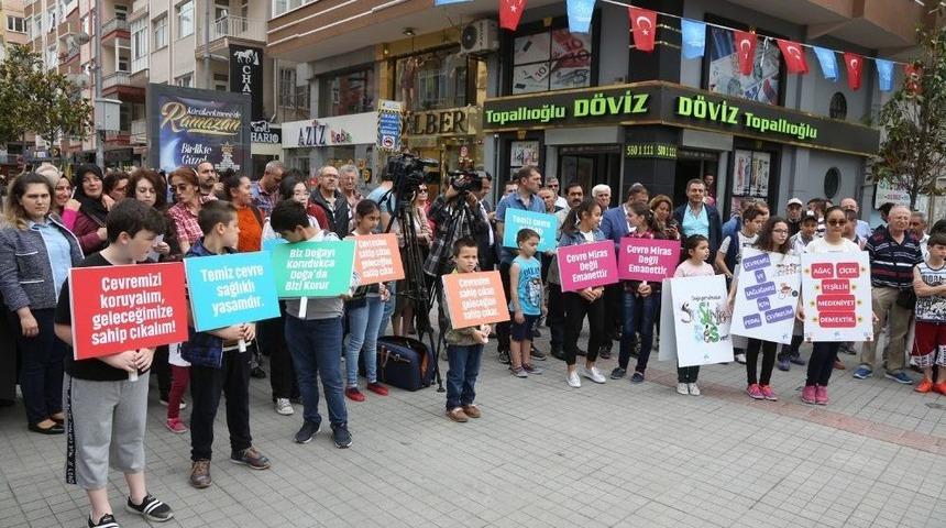 Temizlik İş&ccedil;ileri &Ouml;nce Sokakları Temizledi, Sonra Konser Verdi